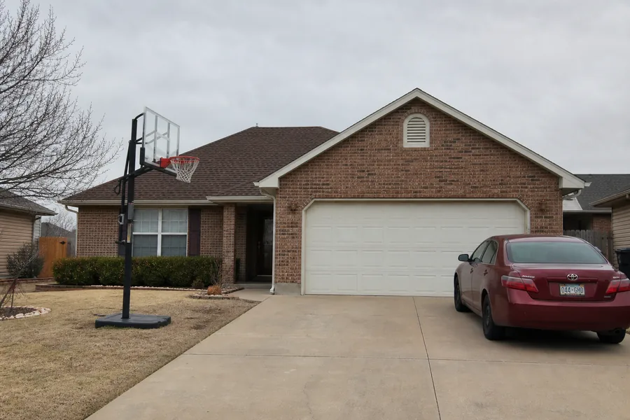 A house with an attached garage in Amarillo, TX